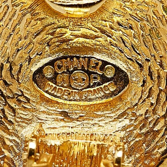 CHANEL CC Logos Round Clip-On Earrings Gold Tone 93P Auth w/Box D-222-6 - Picture 6 of 7